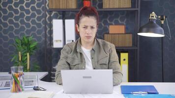trött företag kvinna olycklig och ledsen. video