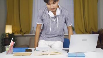 unzufrieden männlich Schüler ankommen beim seine Schreibtisch. video