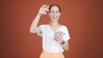 kvinna fördelnings sedlar och kasta dem in i de luft. video