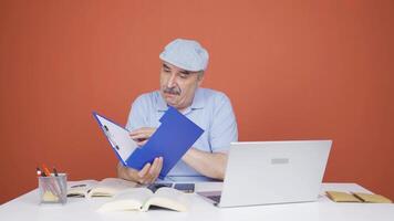 el hombre examinando el archivos aprueba el archivos con su cabeza. video