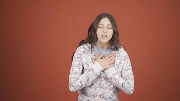 Jeune femme avec essoufflement de haleine. video