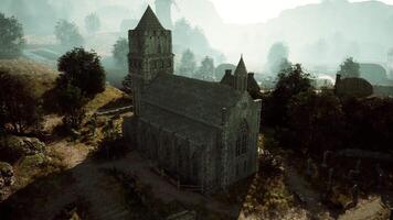 een oud kerk in een mystiek mist video