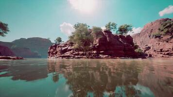 landschap met rood zandsteen rots en rivier- video