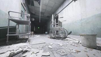 conjunto acima Visão do Sombrio quarto abandonado dentro a psiquiátrico hospital video