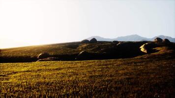 tramonto nel il montagna valle video