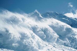 descendencia de un enorme avalancha desde el montaña, invierno naturaleza paisaje foto