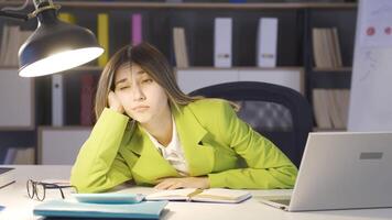 trött och uttråkad företag kvinna. video