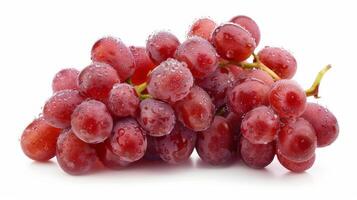 un racimo de maduro rojo uvas con Rocío, aislado en un blanco antecedentes foto