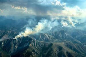 fumar ondulante arriba terminado un montaña rango, visible señales de un distante fuego fatuo impactante el paisaje foto