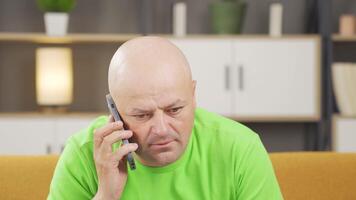 homem falando com raiva em a telefone. video