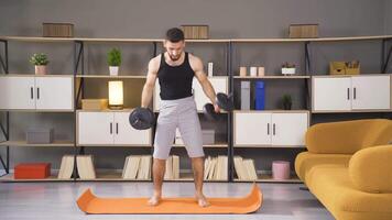 musculação. ginástica homem elevadores halteres. video