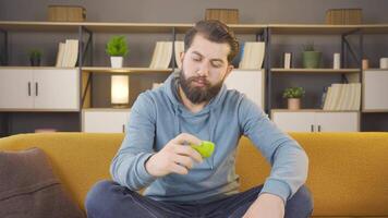 hombre comiendo verde manzana, dieta, salud. video