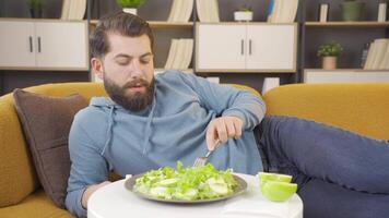 salutare mangiare uomo stanco di stare a dieta. video