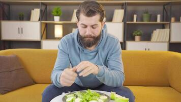 un hombre en un dieta es estresado. video