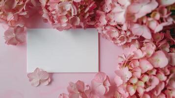 Bosquejo de un blanco tarjeta junto a rosado hortensia ramo, suave pastel tonos foto