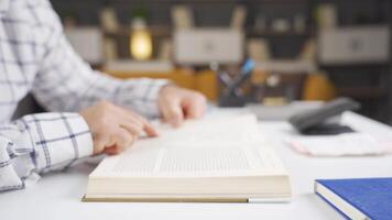 fechar-se do homem lendo uma livro. video