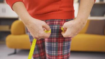 Leg thickness calculation, tape measure after sports. video