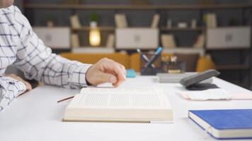 uomo fare ricerca è lettura un' libro. video