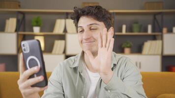 homme fabrication une appel sur le téléphone. video