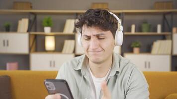 infeliz joven hombre utilizando teléfono. video