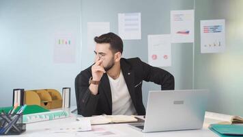 stressato uomo d'affari nel il suo ufficio video