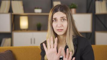 retrato de cobardemente y tímido mujer. video