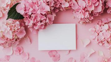 Bosquejo de un blanco tarjeta junto a rosado hortensia ramo, suave pastel tonos foto