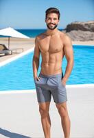 confidente joven caucásico masculino modelo sonriente por un lujo junto a la piscina, encarnando verano vibraciones y viaje ocio, Perfecto para fiesta y Moda conceptos foto