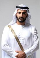 confidente árabe hombre en tradicional emirati atuendo posando para un retrato, ideal para negocio y cultural temas, especialmente durante eid y nacional día celebraciones foto