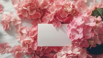 Bosquejo de un blanco tarjeta junto a rosado hortensia ramo, suave pastel tonos foto