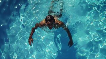 hombre nadando submarino en un iluminado por el sol piscina, capturar ocio, verano vacaciones, y sano estilo de vida conceptos foto