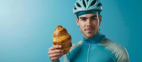 caucásico masculino ciclista en un azul jersey y casco participación un dorado cuerno, representando sano estilo de vida versus indulgencia, Perfecto para mundo bicicleta día o nacional cuerno día foto