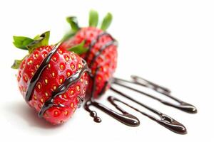 fresas con un llovizna de chocolate, emparejado indulgencia en un blanco antecedentes foto