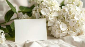 Bosquejo de un blanco tarjeta junto a blanco hortensia ramo, suave pastel tonos foto