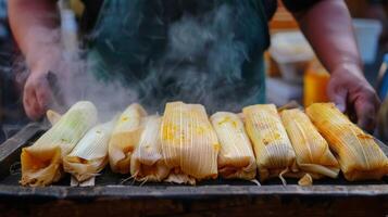 calle vendedor prepara picante tamales envuelto en maíz cáscaras, vapor llena aire foto