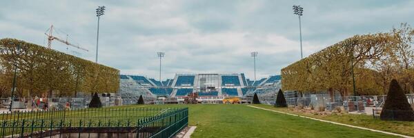 vacío Deportes estadio pasando renovación con construcción grua, significando conceptos de Deportes, desarrollo, y relacionado a eventos me gusta apagado temporada mantenimiento foto