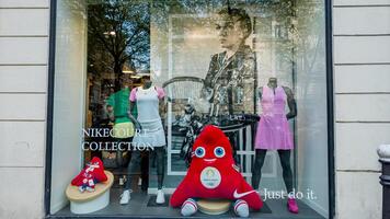 vistoso cancha nike colección monitor con felpa mascota en un Deportes Tienda ventana en París, Francia, exhibiendo atlético Moda en abril 14, 2024 foto