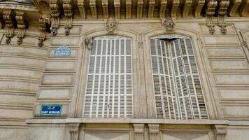 tradicional francés ventana persianas y clásico arquitectura en Santo germen, París, Francia, capturado en abril 14, 2024, ideal para viaje y cultural temas foto