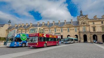 turista autobuses estacionado fuera de el histórico arquitectura en París, Francia, capturar el esencia de urbano europeo viaje en abril 14, 2024 foto