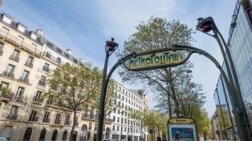 icónico Arte Nouveau parisino metro firmar en un soleado primavera día en París, Francia, con claro azul cielo, abril 14, 2024, Perfecto para viaje y historia temas foto