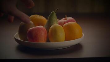 colorida fresco orgânico cru fruta lanche Comida em de madeira mesa video