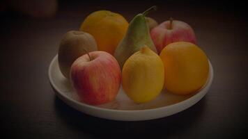 een wit bord met fruit Aan een tafel, presentatie van natuurlijk voedsel zoetheid video