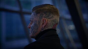quête d'attention tatoué Masculin la personne permanent sur Urbain ville rue video