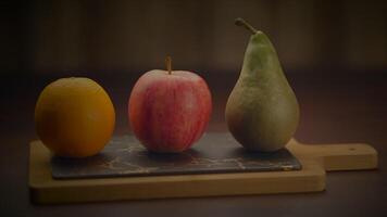 colorida fresco orgânico cru fruta lanche Comida em de madeira mesa video