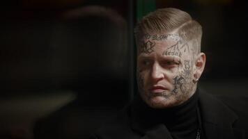 hotfull maverick rebell man med huvud och ansikte tatueringar i provocerande stil video