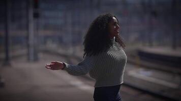 fêmea pessoa mostrando dramático emocional estilo livre dança mover video