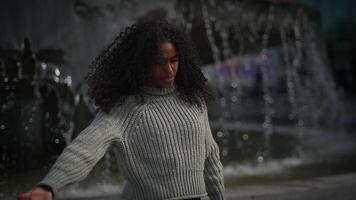 fêmea pessoa mostrando dramático emocional estilo livre dança mover video