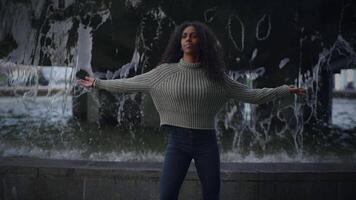 weiblich Person zeigen dramatisch emotional Freistil tanzen Bewegung video