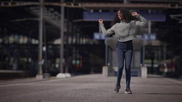 kvinna person som visar dramatisk emotionell freestyle dansa flytta video