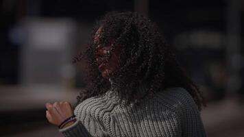 feliz jovem mulher com encaracolado cabelo dançando em cidade rua dentro lento movimento video